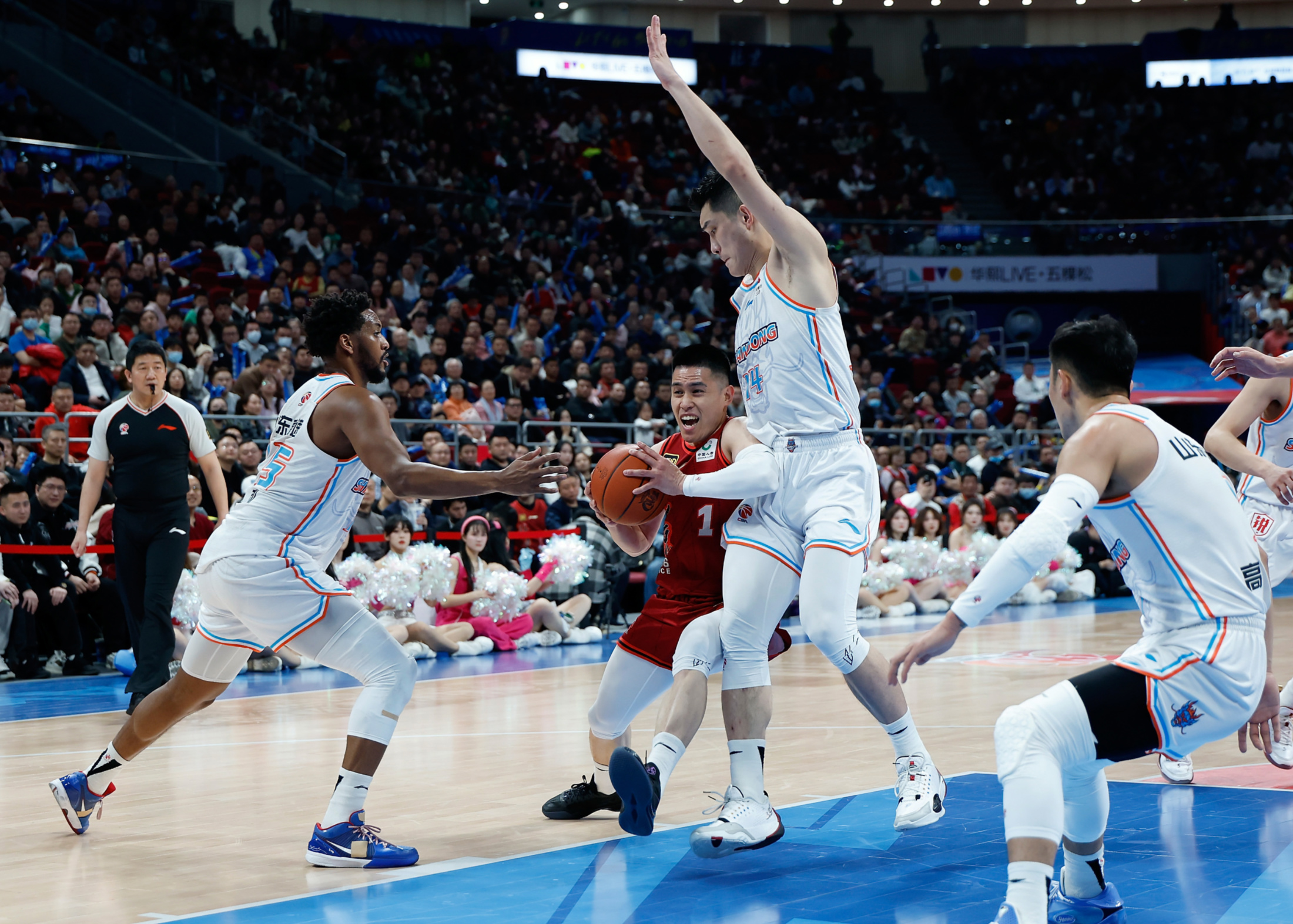 包含顶尖球员实力对决，现场气氛紧张刺激的词条